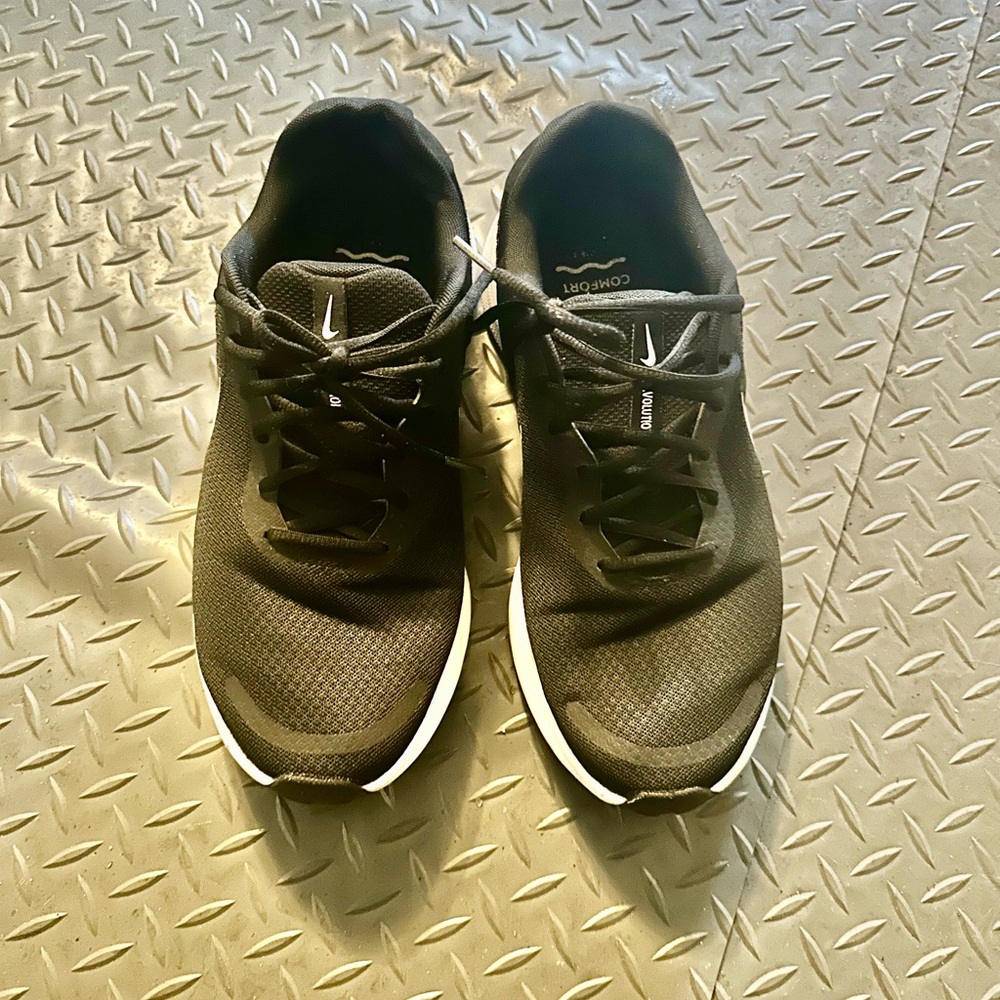 Nike Men's Black and White Athletic Shoes
